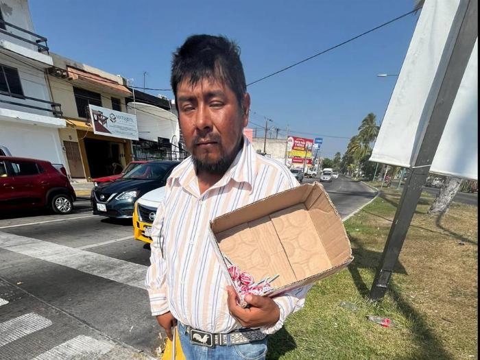 Entre semáforos y esfuerzo: Javier, el vendedor con discapacidad visual que trabaja en la glorieta del DIF