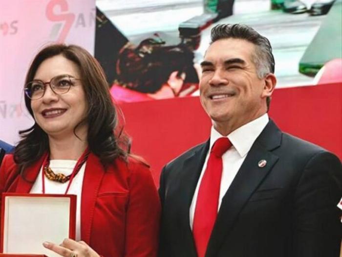 Mely Romero recibe premio nacional por parte del... PRI de 'Alito' Moreno